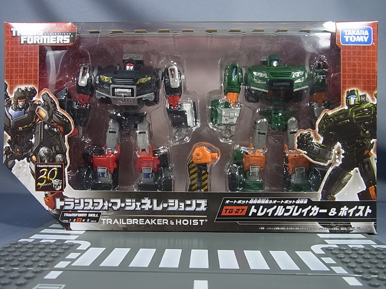 Transformers Generations TG-27 Trailbreaker and Hoist Out of